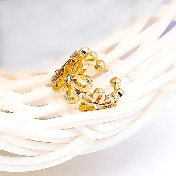 ⚜️[𝟯/$𝟭𝟴]⚜️Gold Flower Cuff Wrap Earring NEW - Picture 2 of 6